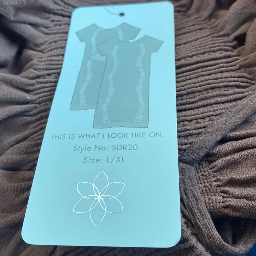 NWT Aura beautiful bodycon stretchy dress with beautiful ruching.Open sexy back - Picture 9 of 9